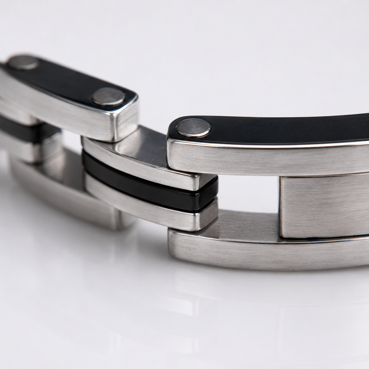 Iron Pulse Armband