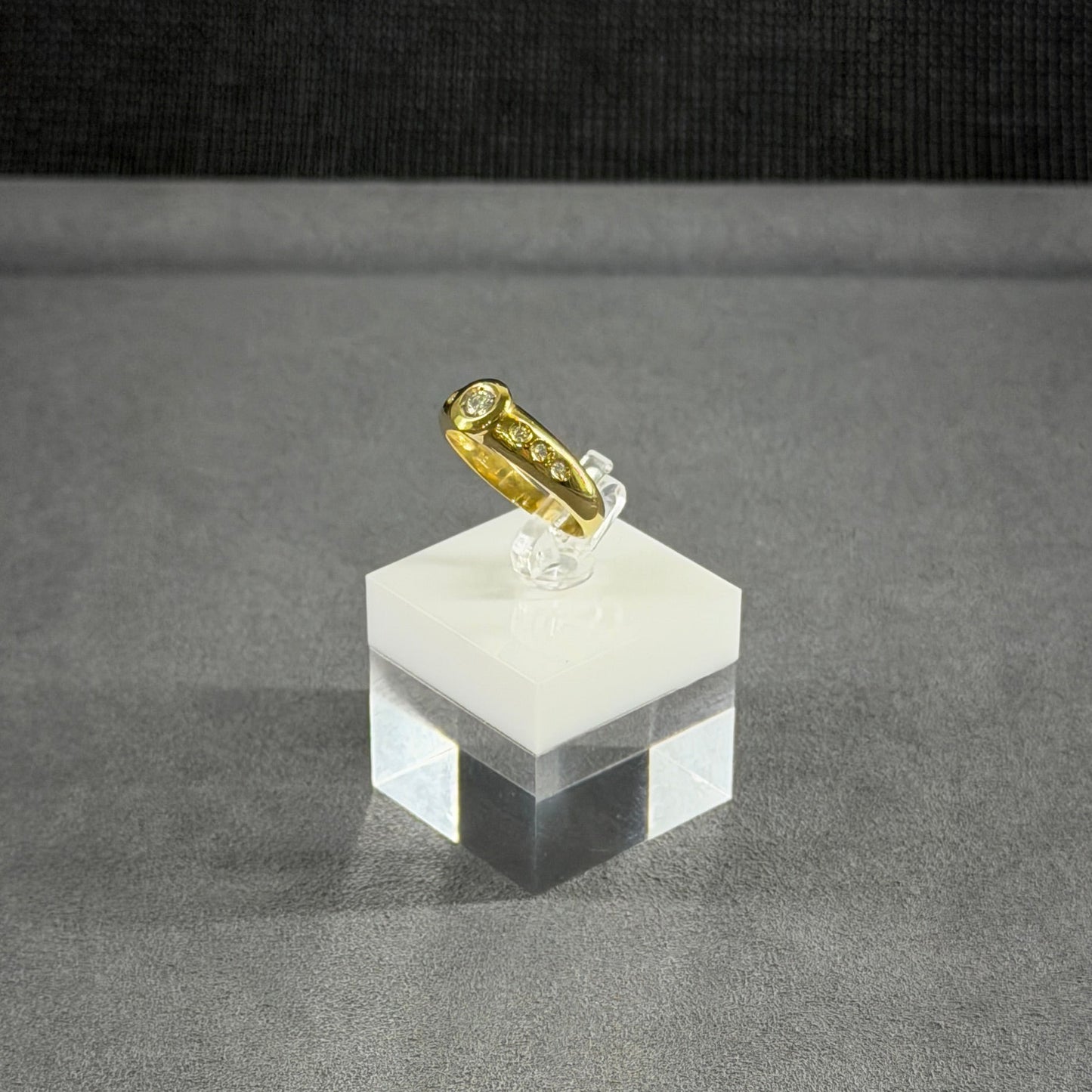 750er Goldring 0.1 ct.