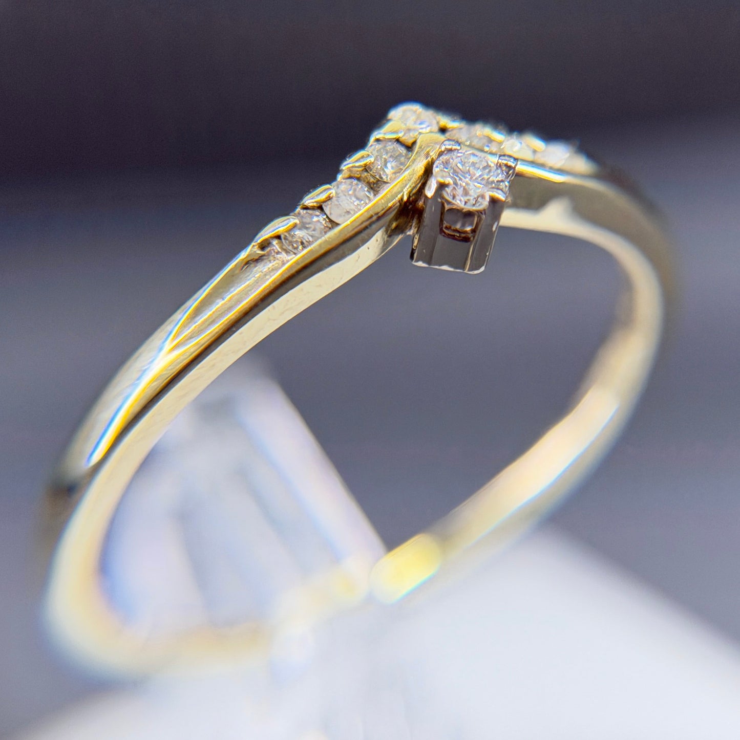 585er Goldring mit 7x 0.01 ct. u. 1x 0.03 ct.